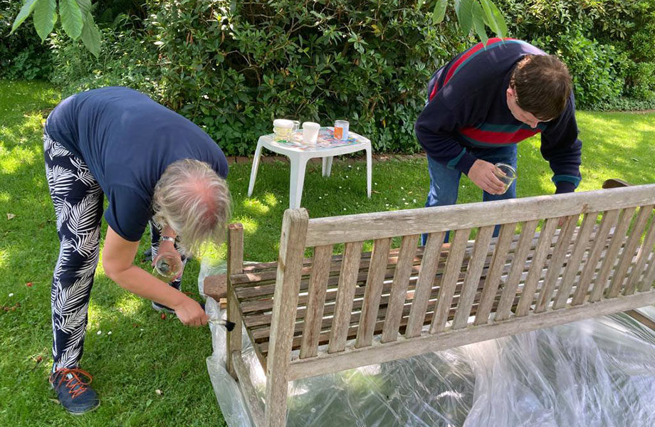 Gartenbank streichen